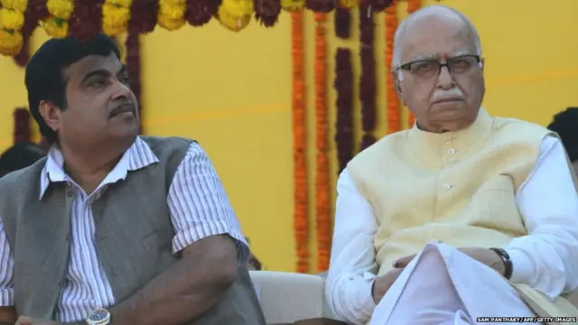 નીતિન ગડકરી તથા લાલકૃષ્ણ અડવાણીની તસવીર