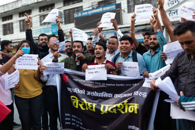 राष्ट्रपतिको कदमको सत्तारूढ दल र तिनका भातृसङ्गठनले चर्को विरोध गरेका छन्