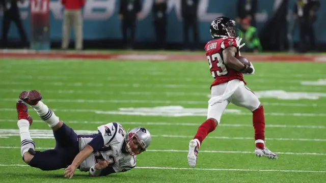 Alford intercepta un pase de Brady