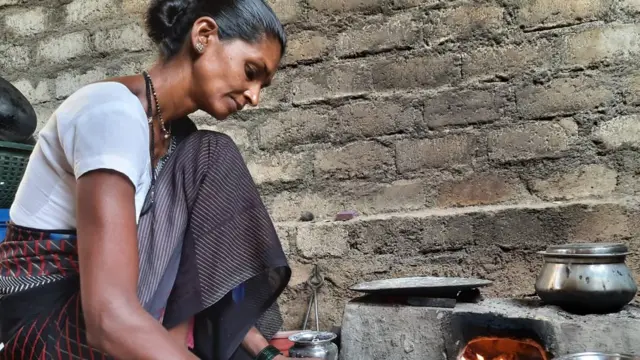 भाकरी थापणारी महिला