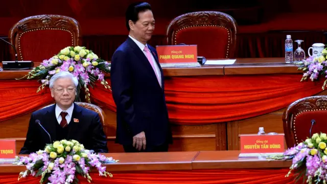 Ông Nguyễn Phú Trọng (trái)