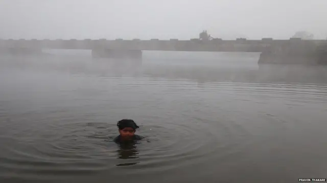 नाशिकः इतक्या थंडीत! निफाड परिसरातील गोदावरीचं हे दृष्य.