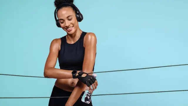 Lində su olan qadın