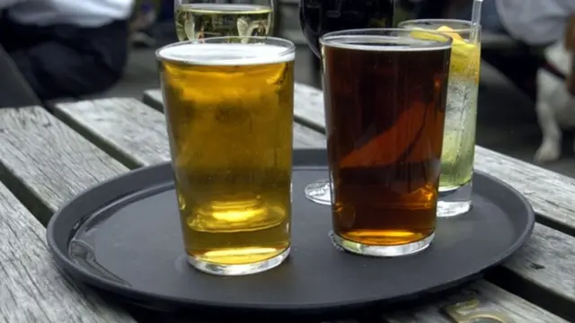 pivo i druga pića na stolu