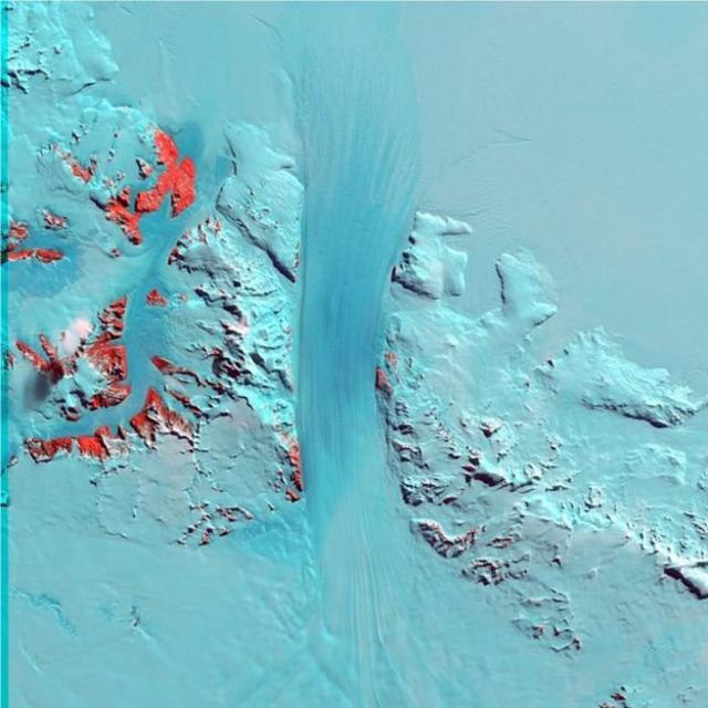 ธารน้ำแข็ง Byrd ตัดผ่านเทือกเขาที่วางตัวเป็นแนวยาวข้ามทวีปแอนตาร์กติกา