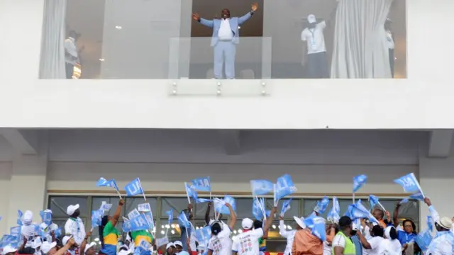 Le président sortant gabonais Ali Bongo Ondimba salue ses partisans lors du rassemblement pour l'ouverture de la campagne électorale à Libreville le 13 août 2016