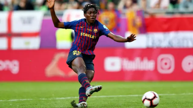 Asisat Oshoala a su convaincre son club Barcelone après une période de prêt concluante.