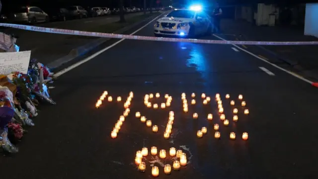 Homenaje con velas a las víctimas.
