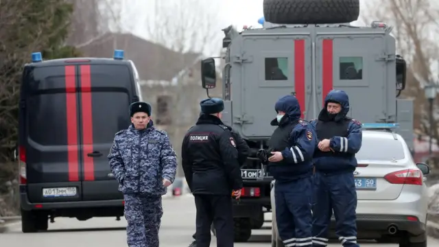 Полиция в Новых Вешках, где мужчина устроил стрельбу