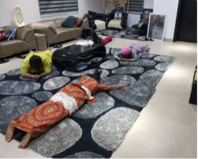 Iyawo Sanwo-Olu dọbalẹ gbalaja lati yin Ọlọrun logo