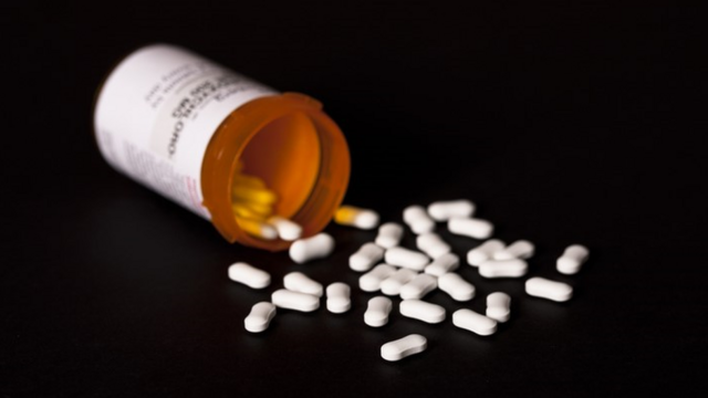 Comprimidosjogo loto onlinecloroquina espalhados num cenário preto