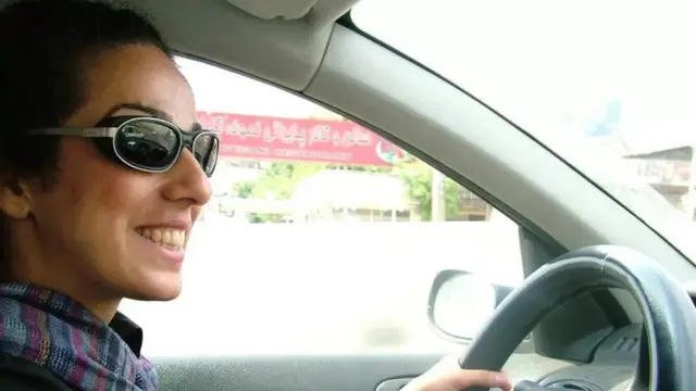 2013માં મશીહ અલીનેજાદે સોશિયલ મીડિયા ઉપર હિજાબવિરોધી અભિયાન શરૂ કર્યું હતું, જેને હજારો ઈરાની મહિલાઓનું સમર્થન મળ્યું હતું