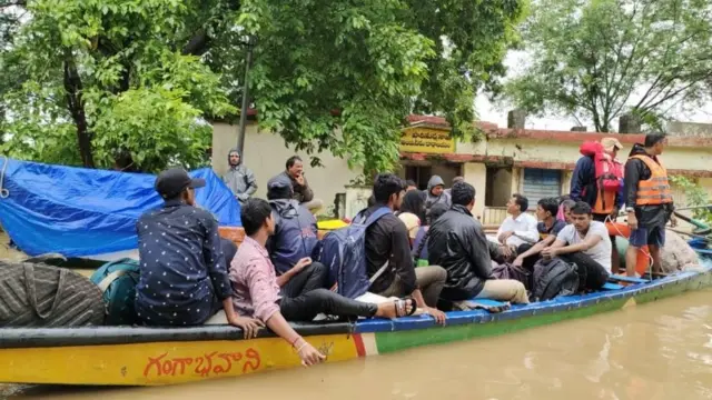 కోనసీమ జిల్లా సఖినేటిపల్లిలో వరద బాధితులను పునరావాస కేంద్రాలకు తరలిస్తున్న ఎన్డీఆర్ఎఫ్3 బృందాలు