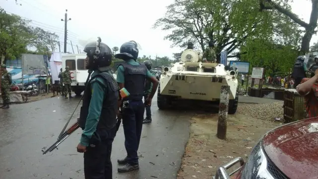 অভিযান চালাতে নিয়ে আসা হয়েছে সেনাবাহিনির সাঁজোয়া যান