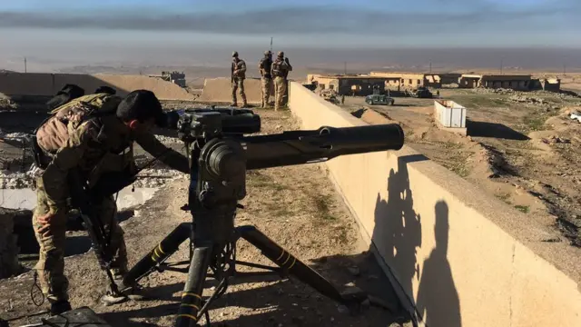 Ciidamada waxay madfac ku rakibteen dhismo burburay oo uu lahaan jiray Saddam Xuseen walaakii