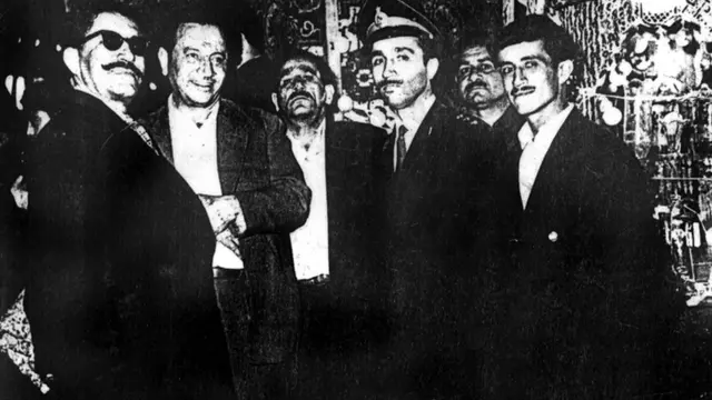 طیب حاج رضایی (نفر دوم از چپ) رهبر یکی از دسته‌های میدان بارفروشان تهران که صبح ۲۸ مرداد به هواداری از شاه به خیابان آمد. طیب ده سال بعد در اعتراضات خرداد ۱۳۴۲ به طرفداری از آیت‌الله خمینی وارد میدان شد که به دستگیری و اعدامش انجامید.