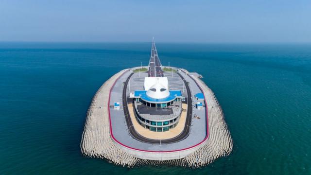 Vista aéreacomo apostar no campeão da copa do mundoilha artificial construída dentro do projeto da maior ponte marítima do mundo, que conecta Hong Kong-Zhuhai-Macau