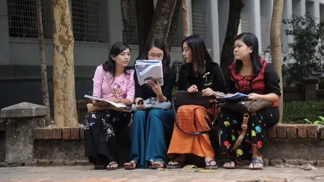 ရန်ကုန်တက္ကသိုလ်ဝင်းထဲက တက္ကသိုလ်ကျောင်းသူတချို့