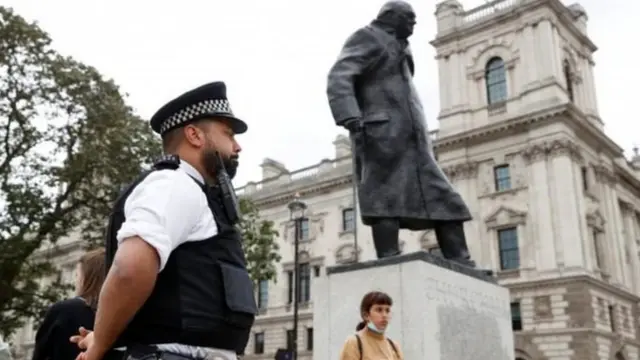 برطانیہ کے جنگ کے دور کے وزیرِ اعظم نے اپنی زندگی کے دوران ہی اپنے بارے میں رائے عامہ تقسیم کردی تھی اور وہ آج بھی ایک متنازعہ شخصیت ہیں۔