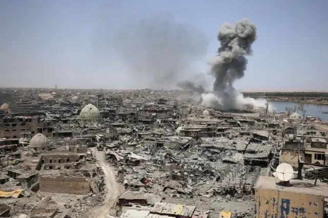 این تصویر که امروز گرفته شده نشان می‌دهد نیروهای ائتلاف به رهبری آمریکا محل پناه گرفتن نیروهای داعش را بمباران کرده‌اند