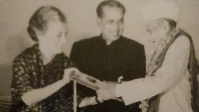 इंदिरा गांधी के साथ फ़िराक गोरखपुरी.