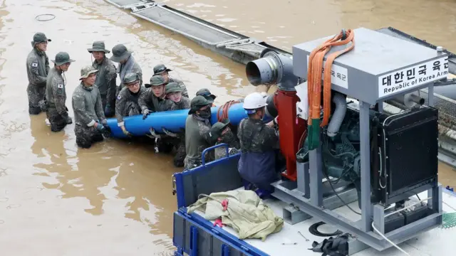 전날 내린 비로 인해 차량 15대가 물에 잠기고 최소 11명이 실종된 충북 청주시 흥덕구 오송읍 궁평2지하차도에서 군 병력이 배수작업을 하고 있다