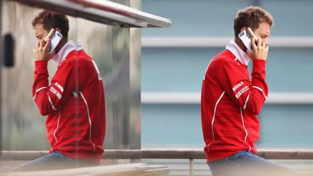 ఫోన్ మాట్లాడుతున్న యువకుడు