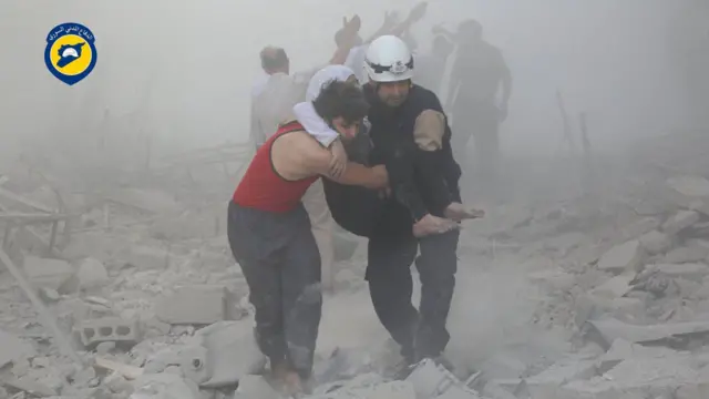 Enkaz altından çıkarılan bir Suriyeli