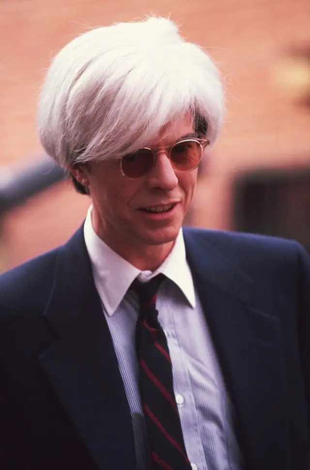 Дэвид Боуи в роли Энди Уорхола