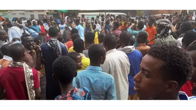 Qaar ka mid ah Shacabka Guriceel oo isu soo baxay ka dib markii ay Ahlu Sunna la wareegtay magaaladaasi