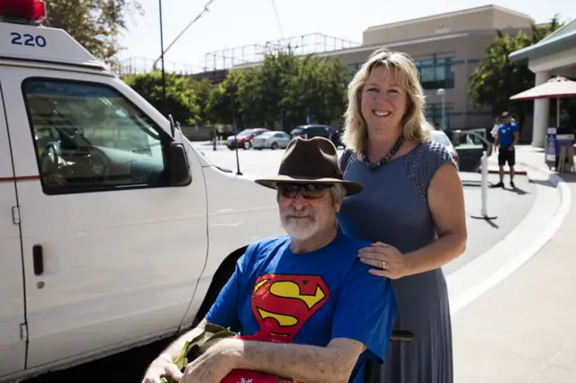 Tom e Steffanie no dia de sua alta hospitalar