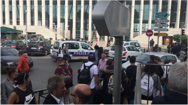 Полиция у вокзала.