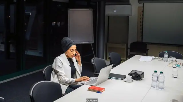 महिला, ऑफ़िस