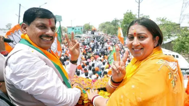 अमेठीमध्ये निवडणूक प्रचारादरम्यान मध्य प्रदेशचे मुख्यमंत्री मोहन यादव यांच्यासोबत स्मृती इराणी