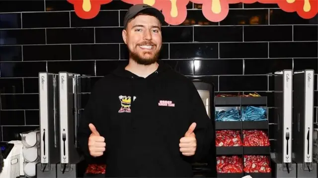 MrBeast connu pour ses vidéos avec de gros cadeaux et ses actions caritatives.