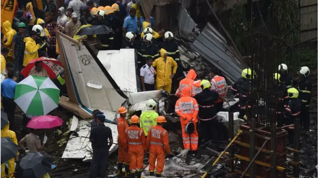 गेल्या वर्षी मुंबईत भरवस्तीत विमान कोसळलं होतं. त्यामध्ये 5 जणांचे प्राण गेले होते.