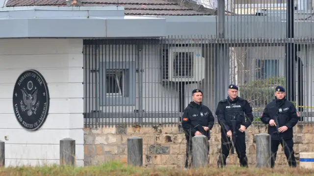 Полиция снаружи посольства США в Черногории