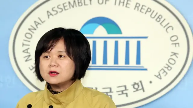 정의당 이정미 의원은 헌번 결정 4일 만에 낙태죄 폐지 법안을 발의했다