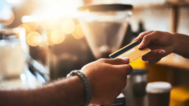 Manos con tarjeta de crédito