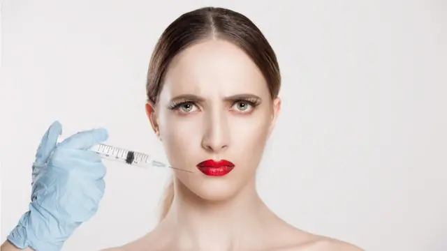 Mujer a la que le inyectan un producto en la piel