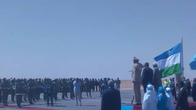 Madaxwaynaha oo salaan sharaf ka qaadanaya cutubyo ka mid ah ciidamada