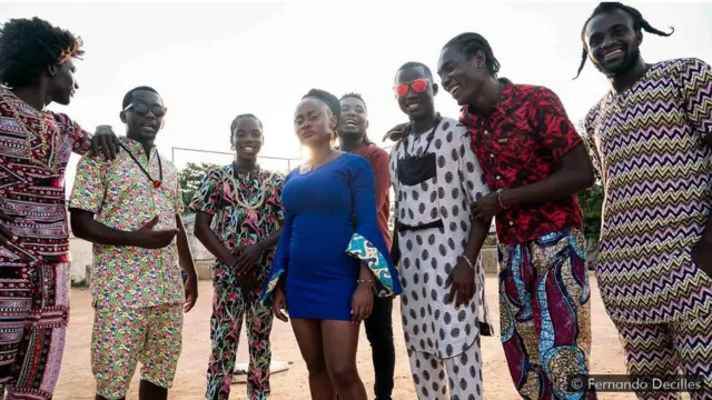 பாடல்களில் பாலென்குவேரோ வார்த்தைகளை சேர்ப்பதன் மூலம் மக்களுக்கு அதைக் கற்றுக் கொடுக்க கொம்பிலேசா மீ குழு முயற்சிக்கிறது