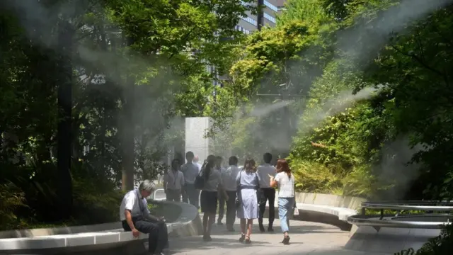 Fini sprejevi magle koriste se na prometnim lokacijama u Tokiju kako bi se rashladili pešaci
