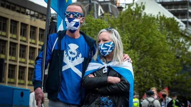 Dos escoces con banderas