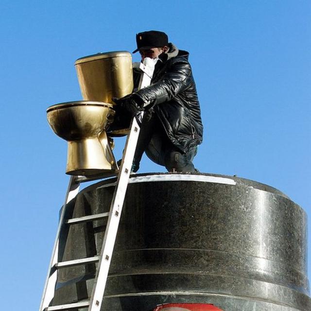 2014年在首都基辅，学生们在被捣毁的列宁雕像底座上安放了一个金色马桶。据传，亚努克维奇总统的家里就有一个类似的马桶。