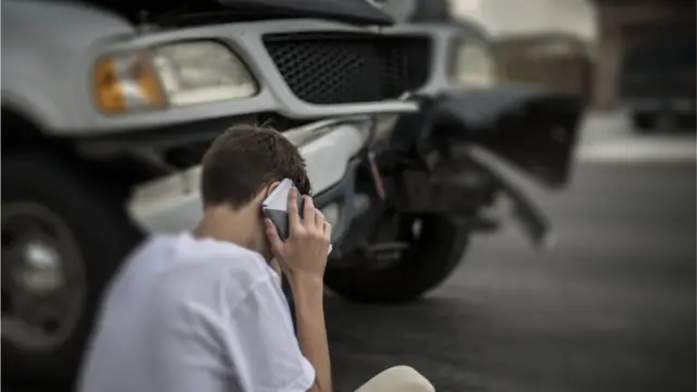 Joven llamando por teléfono después de un accidente.