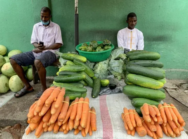 Kuri uwo wa kabiri kandi, abacuruzi b'imboga mu mujyi mukuru w'ubucuruzi wa Nigeria ari wo Lagos, bicaye hafi y'imboga zabo bategereje abakiliya
