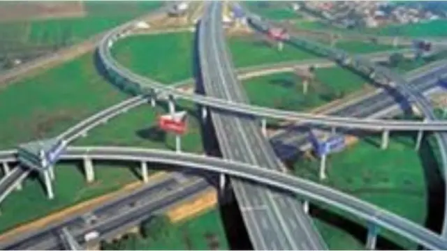 ঢাকার যানজট নিরসনে বেশ কয়েকটি বড় প্রকল্প নির্মাণের কাজ চলছে।