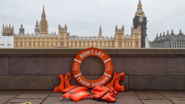 "لا تدعوهم يغرقون" في إشارة إلى المهاجرين عبر طرق غير شرعية والمعرضين إلى الغرق في البحر