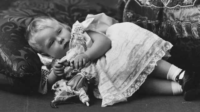 Одна из первых фотографий Эдуарда VII, нескольких месяцев от роду